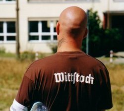 Ordner bei einer Neonazi-Demonstration im August 2004 in Wittstock (Foto: Opferperspektive)