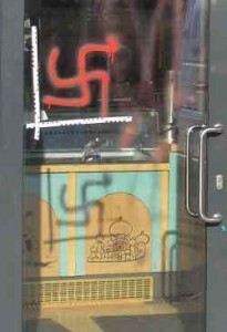 Hakenkreuz-Schmierei an einem Imbiss