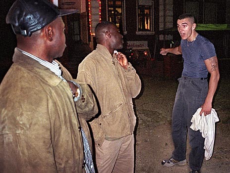 Asybewerber Christopher Nsoh (links) und Afantodji Efoui Koku werden in Rathenow von einem Rassisten attackiert. (Foto: Justin Jin)