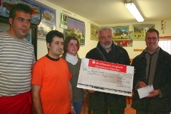 Rathenow: Übergabe von Spenden an einen Imbissbetreiber, dessen Dönerstand verwüstet worden war