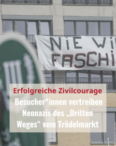 Im Vordergrund ein Teil einer Beachflag mit dem Symbol des "Dritten Weg". Im Hintergrund eine Hausfassade, an dem ein Transparent mit dem Schriftzug "Nie wieder Faschismus" angebracht ist.
