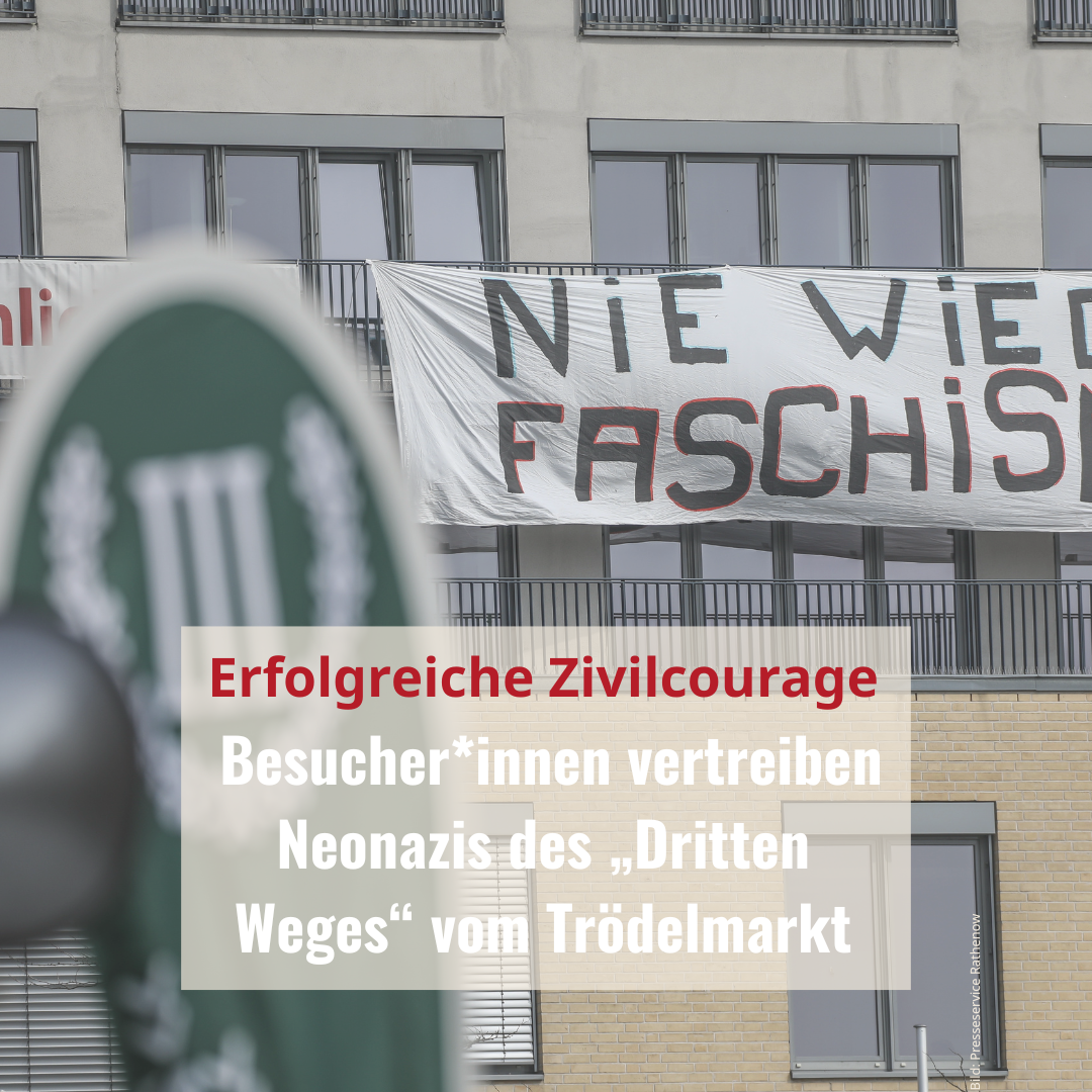 Im Vordergrund ein Teil einer Beachflag mit dem Symbol des "Dritten Weg". Im Hintergrund eine Hausfassade, an dem ein Transparent mit dem Schriftzug "Nie wieder Faschismus" angebracht ist.