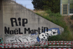 Graffiti Schriftzug an einer Bahnbr&uuml;cke in Mahlow mit dem Schriftzug "RIP Noel Martin"