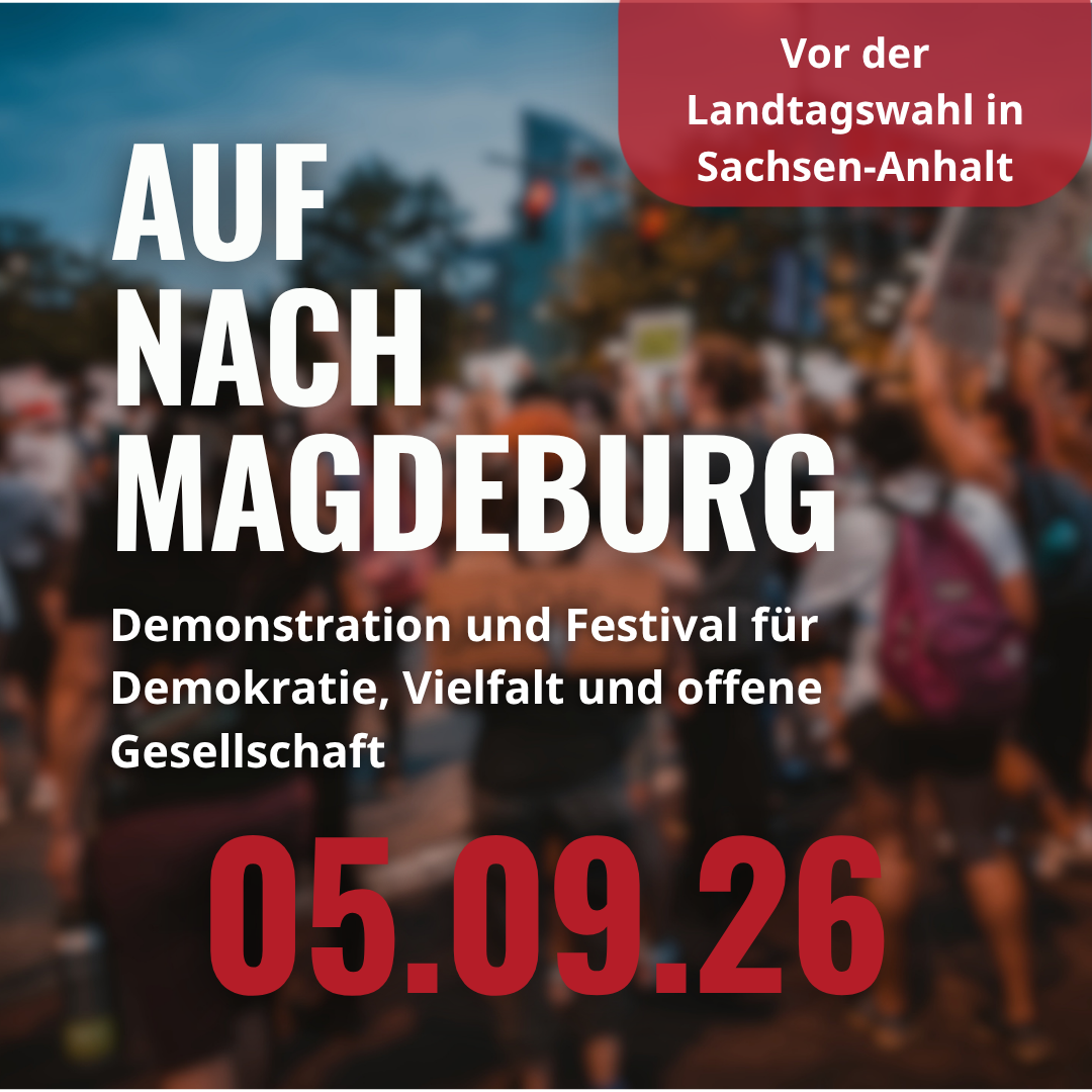 Im Hintergrund eine Menschenmenge bei einer Demonstration. Im Vordergrund: Schriftzug "Auf nach Magdeburg"