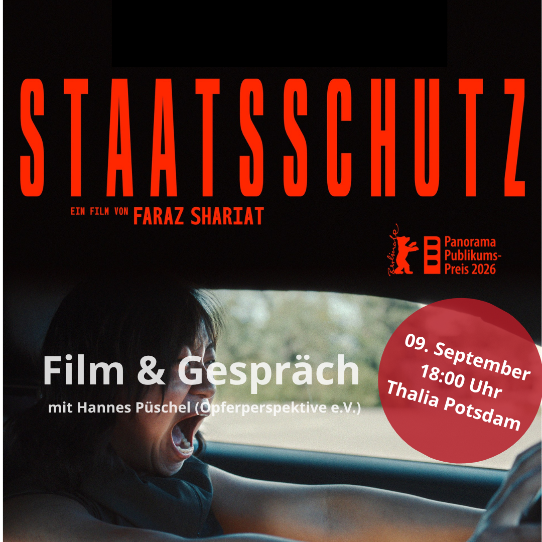 Im Hintergrund ist eine asiatisch-gelesene Frau am Steuer eines Autos zu sehen. Ihr Mund ist zum Schrei geföffnet, das Gesicht entsprechend verzerrt. Darüber der Titel des Films "Staatsschutz" - Film & Gespräch mit Datum und Ort.