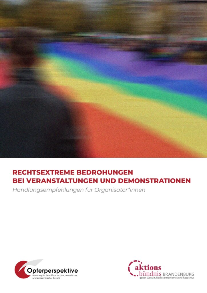 Eine verschwommene Regenbogenfahne - darunter der Titel der Brosch&uuml;re: "RECHTSEXTREME BEDROHUNGEN BEI VERANSTALTUNGEN UND DEMONSTRATIONEN Handlungsempfehlungen f&uuml;r Organisator*innen"